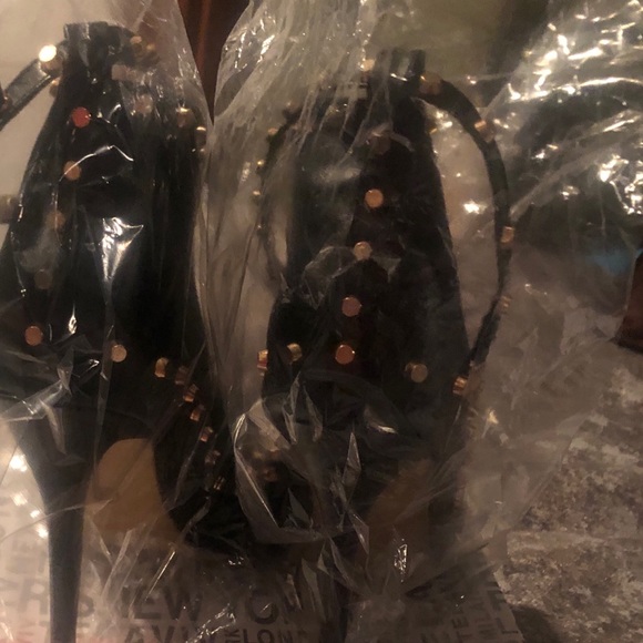 Beautiful black gold studded pump/ new - Picture 6 of 6